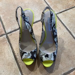 STEVE MADDEN OPEN TOE SNAKE SKIN HEEL - SIZE 7.5